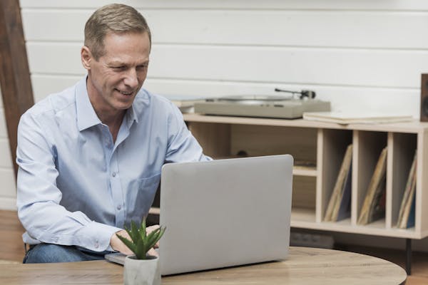 A man using his laptop to view expert driving instructor advice